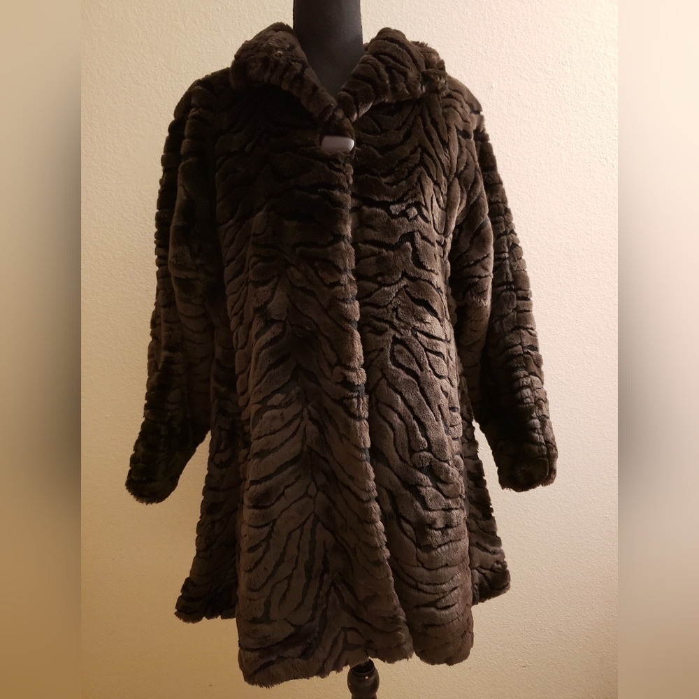 Luxurious Faux Fur Coat in Brown